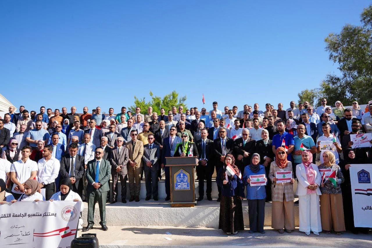 منتسبي الجامعات أساتذة وتدريسين وموظفين وطلبة رفعوا أعلام فلسطين ولبنان