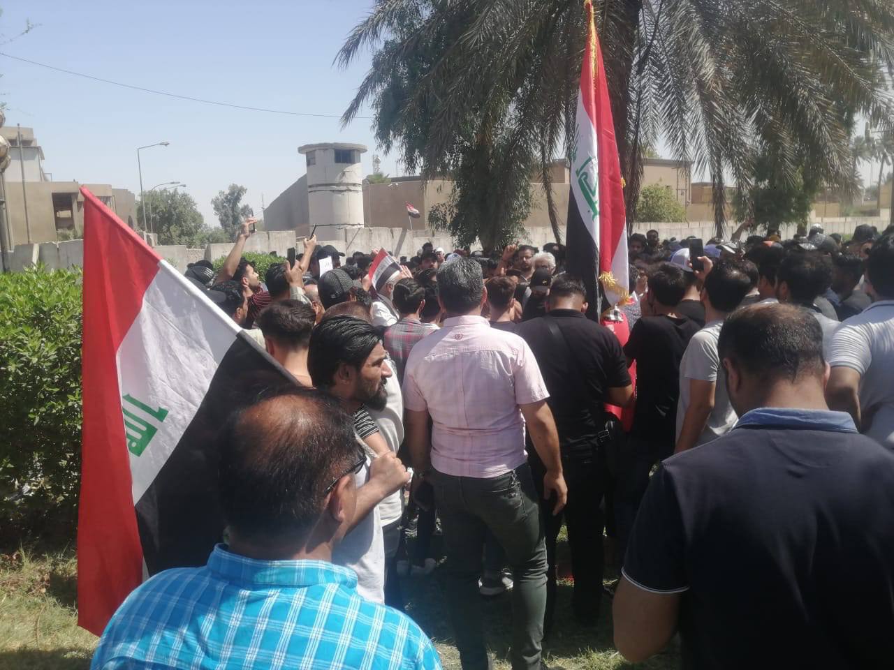 عشرات المواطنين تظاهروا أمام السفارة التركية في بغداد