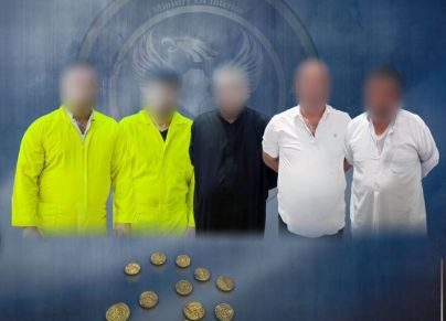 اعتقال 5 متهمين بحوزتهم 12 قطعة أثرية مصنوعة من الذهب