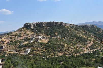 DUHOK, IRAQ - AUGUST 11: A view of a hill during hot weather in Duhok, Iraq on August 11, 2023. The temperature rises up to 50 degrees Celsius at the provinces of Baghdad, Saladin, Vasht, Najaf, Karbala, Diwaniyah and Zikar in Iraq. (Photo by Abdulhameed HusseÄ±n Karam/Anadolu Agency via Getty Images)