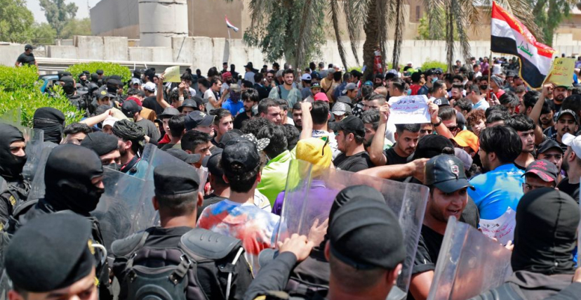 محتجون عراقيون أمام مبنى السفارة التركية بعد قصف دهوك (Getty)