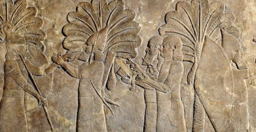 كتبة آشوريون يدونون ملاحظات ـ نقش بارز من الجبس يعود للفترة 620 ـ 640 ق.م 