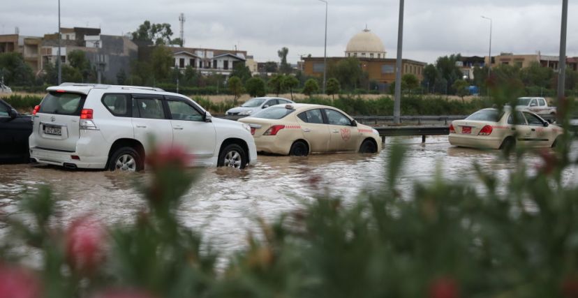 ERBIL, IRAQ - NOVEMBER 20: Vehicles try to move on flooded roads as heavy rain causes flooding in Erbil, Iraq on November 20, 2023. (Photo by Ahsan Mohammed Ahmed Ahmed/Anadolu via Getty Images)