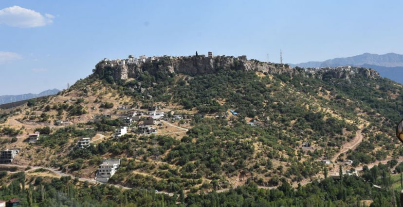 DUHOK, IRAQ - AUGUST 11: A view of a hill during hot weather in Duhok, Iraq on August 11, 2023. The temperature rises up to 50 degrees Celsius at the provinces of Baghdad, Saladin, Vasht, Najaf, Karbala, Diwaniyah and Zikar in Iraq. (Photo by Abdulhameed HusseÄ±n Karam/Anadolu Agency via Getty Images)